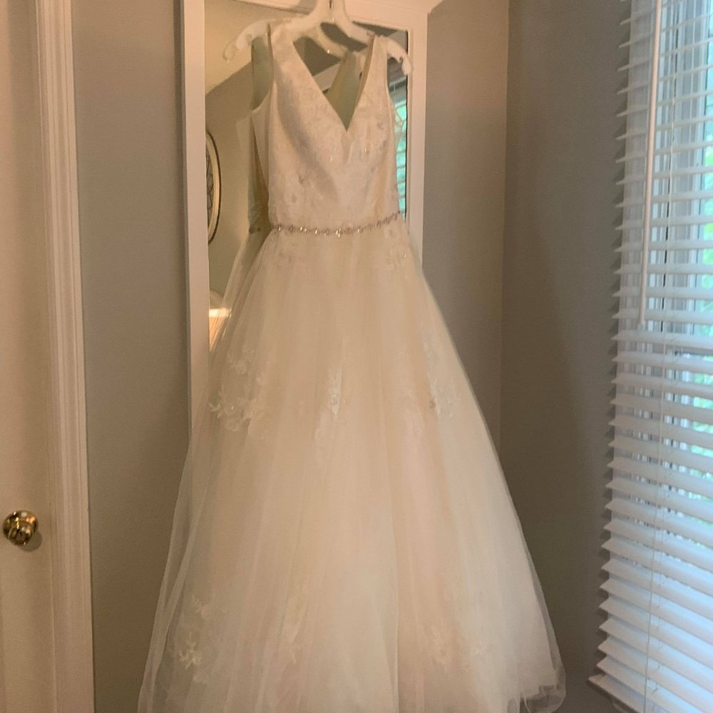 WEDDING DRESS, VIEL AND JEWELED BAND INCLUDED. - Picture 7 of 16